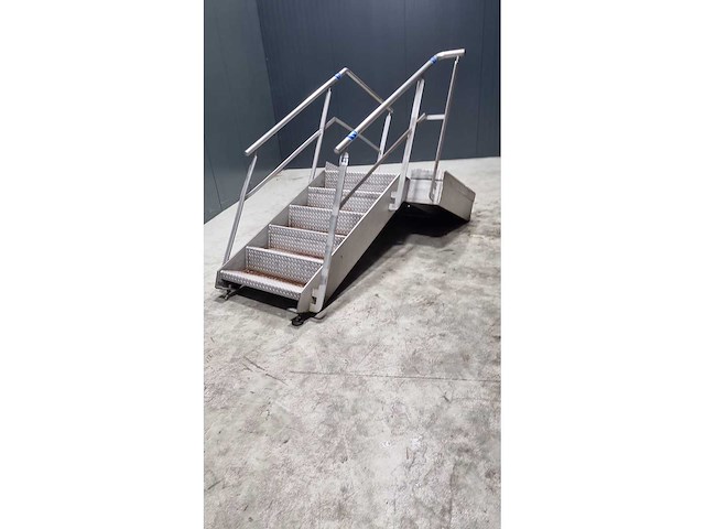Rvs bordes met trap - afbeelding 2 van  2