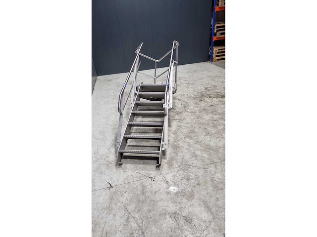 Rvs bordes met trap - afbeelding 2 van  2
