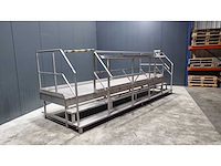 Rvs bordes met trap - afbeelding 1 van  2