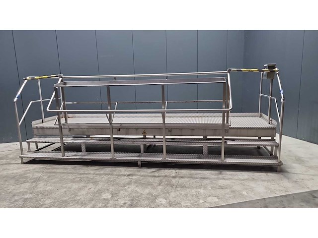 Rvs bordes met trap - afbeelding 2 van  2