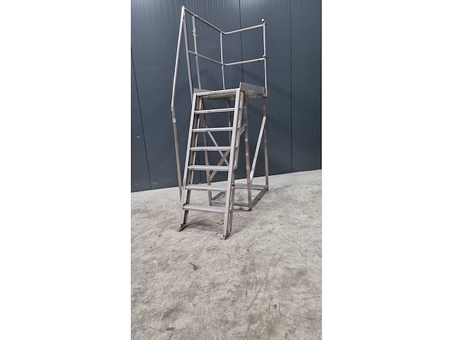 Rvs bordes met trap - afbeelding 1 van  1