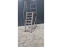 Rvs bordes met trap - afbeelding 1 van  1