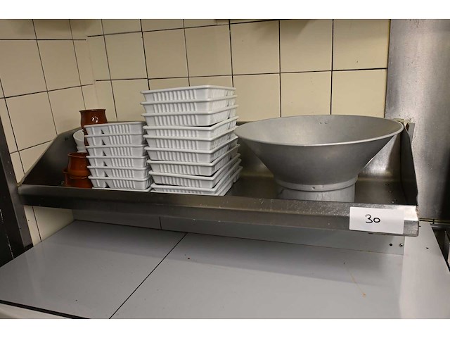 Rvs frituur uitgifte bak met aluminium lekbak en porseleinen frietschalen - afbeelding 1 van  6