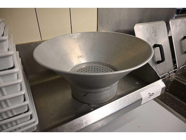 Rvs frituur uitgifte bak met aluminium lekbak en porseleinen frietschalen - afbeelding 3 van  6