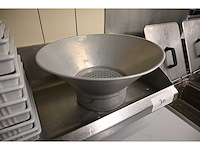Rvs frituur uitgifte bak met aluminium lekbak en porseleinen frietschalen - afbeelding 3 van  6