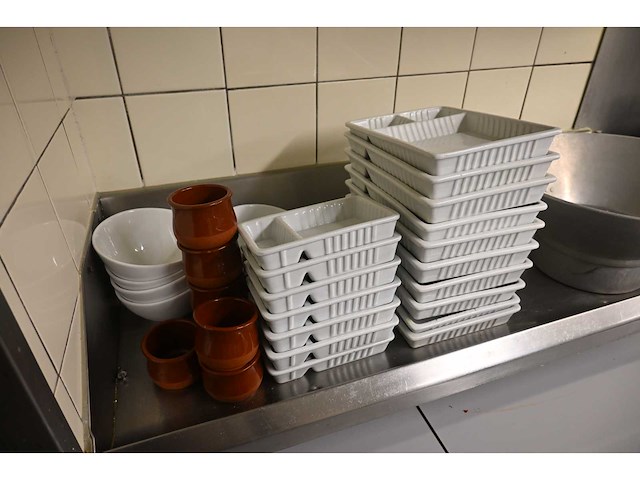 Rvs frituur uitgifte bak met aluminium lekbak en porseleinen frietschalen - afbeelding 4 van  6