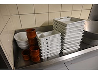 Rvs frituur uitgifte bak met aluminium lekbak en porseleinen frietschalen - afbeelding 4 van  6