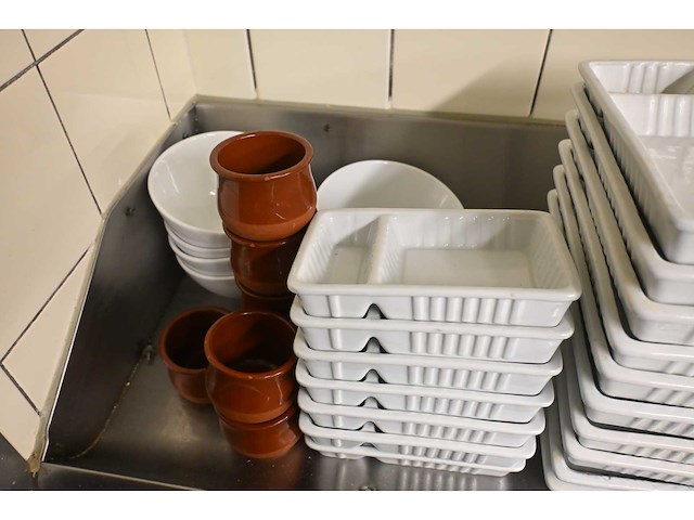 Rvs frituur uitgifte bak met aluminium lekbak en porseleinen frietschalen - afbeelding 6 van  6