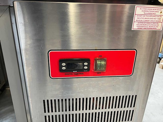 Rvs gekoelde saladette/koelwerkbank met glazen opbouw 2-deurs - afbeelding 6 van  9