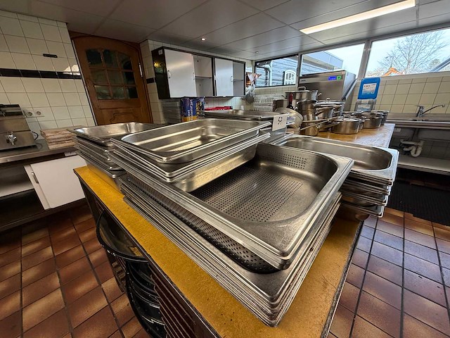 Rvs (geperforeerde) gastronormbak (44x) - afbeelding 2 van  3