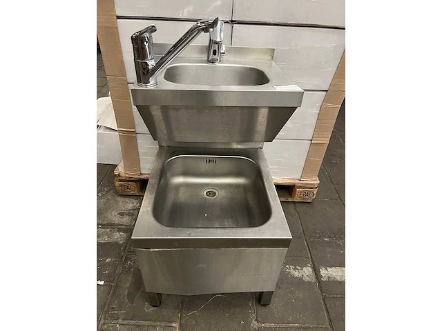Rvs handwasbak met uitstortbak en sensorkraan - afbeelding 1 van  5