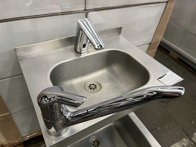 Rvs handwasbak met uitstortbak en sensorkraan - afbeelding 5 van  5