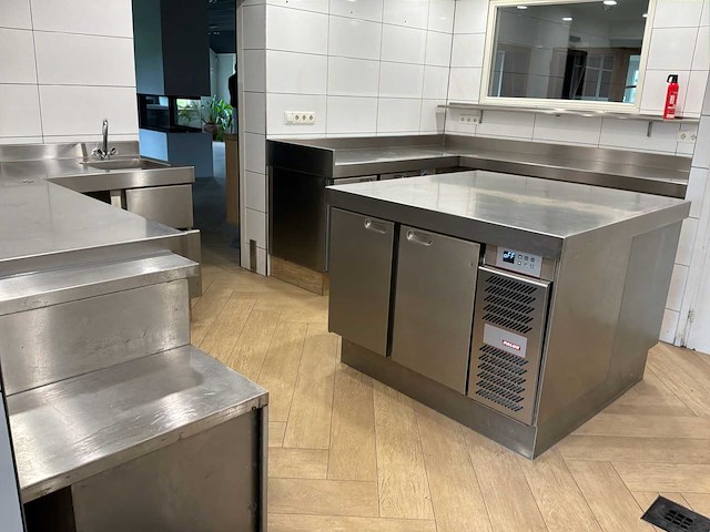 Rvs horeca keukenopstelling met koel-/werkbanken - afbeelding 12 van  20
