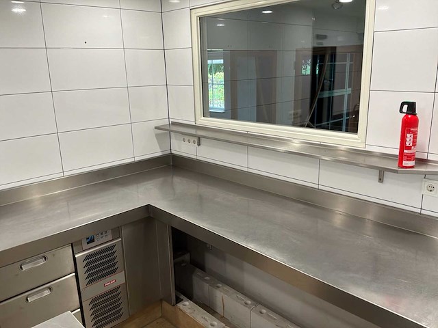 Rvs horeca keukenopstelling met koel-/werkbanken - afbeelding 19 van  20