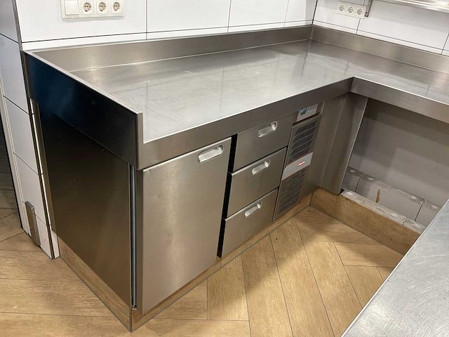 Rvs horeca keukenopstelling met koel-/werkbanken - afbeelding 2 van  20