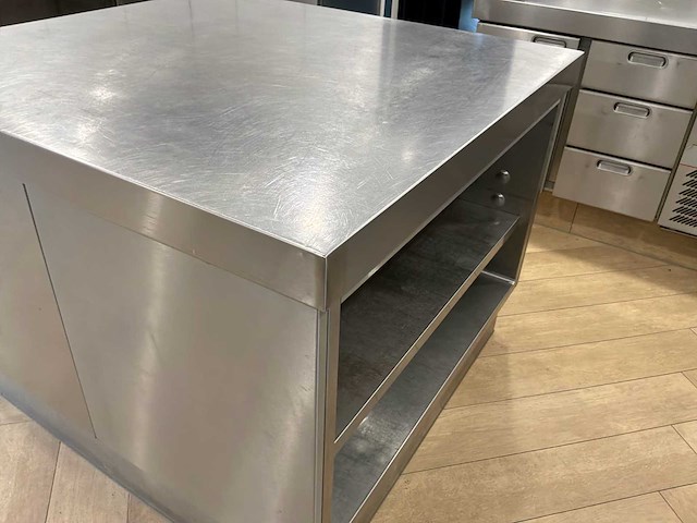 Rvs horeca keukenopstelling met koel-/werkbanken - afbeelding 7 van  20