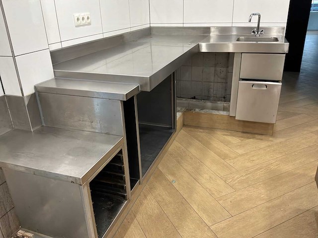 Rvs horeca keukenopstelling met koel-/werkbanken - afbeelding 9 van  20