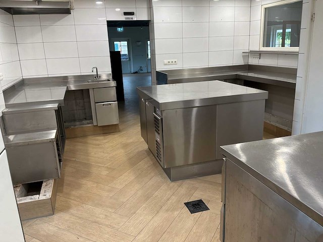 Rvs horeca keukenopstelling met koel-/werkbanken - afbeelding 1 van  20