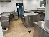 Rvs horeca keukenopstelling met koel-/werkbanken - afbeelding 1 van  20