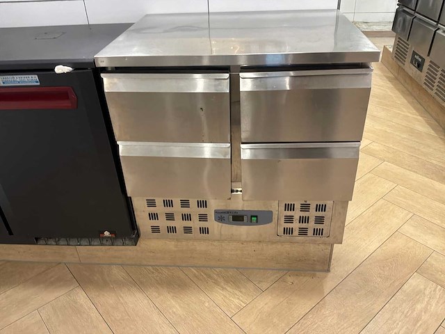 Rvs horeca keukenopstelling met koel-/werkbanken - afbeelding 15 van  20