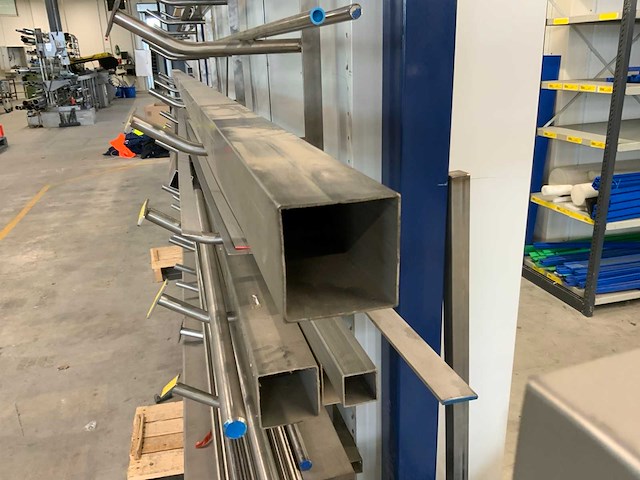 Rvs lengtes op rvs draagarmstelling - afbeelding 1 van  1