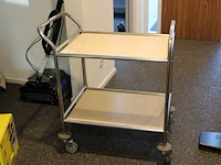Rvs magazijnkar met onderplateau. afmeting 117 x 60 cm. hoogte 85 cm. exclusief producten op de kar