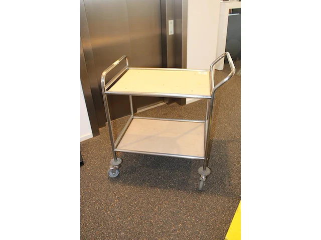 Rvs magazijnkar met onderplateau. afmeting 117 x 60 cm. hoogte 85 cm. exclusief producten op de kar - afbeelding 2 van  2