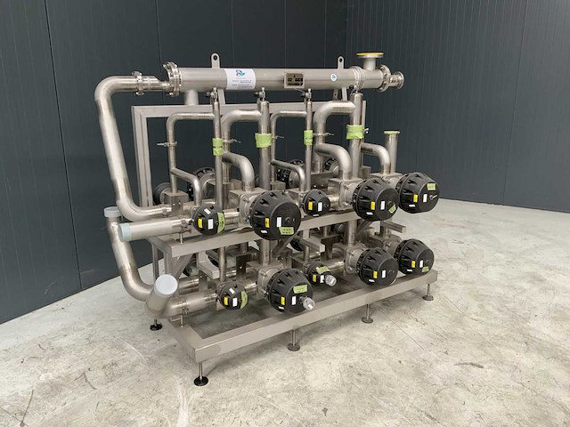Rvs manifold met buizen warmtewisselaar en kleppen ongebruikt - afbeelding 1 van  7