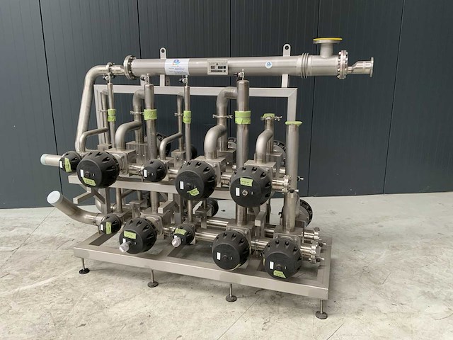 Rvs manifold met buizen warmtewisselaar en kleppen ongebruikt - afbeelding 2 van  7
