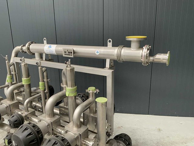 Rvs manifold met buizen warmtewisselaar en kleppen ongebruikt - afbeelding 4 van  7