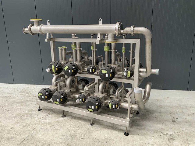 Rvs manifold met buizen warmtewisselaar en kleppen ongebruikt - afbeelding 6 van  7
