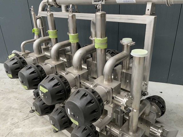 Rvs manifold met buizen warmtewisselaar en kleppen ongebruikt - afbeelding 1 van  1