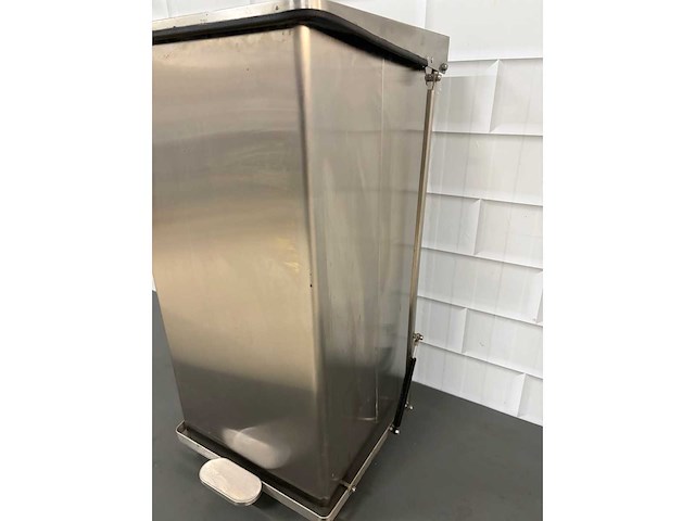 Rvs pedaalbediend afvalbak inhoud 100 liter - afbeelding 4 van  5