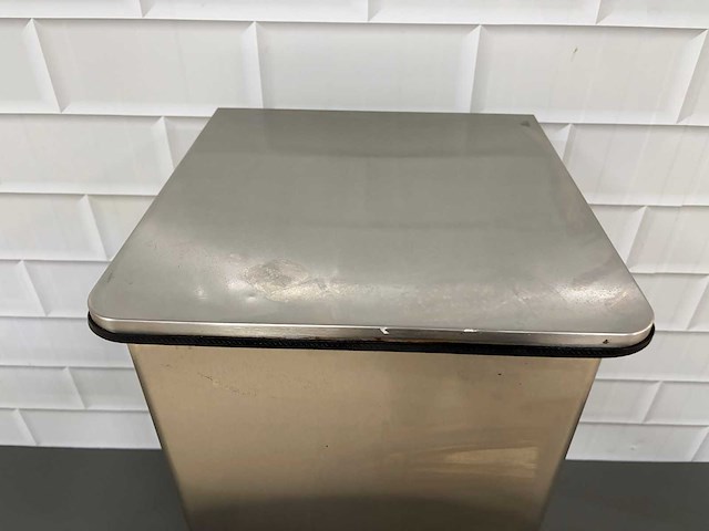 Rvs pedaalbediend afvalbak inhoud 100 liter - afbeelding 5 van  5