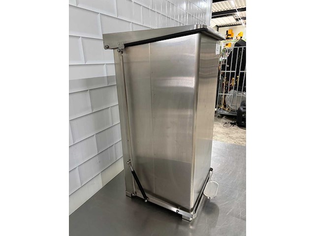 Rvs pedaalbediend afvalbak inhoud 100 liter - afbeelding 2 van  8