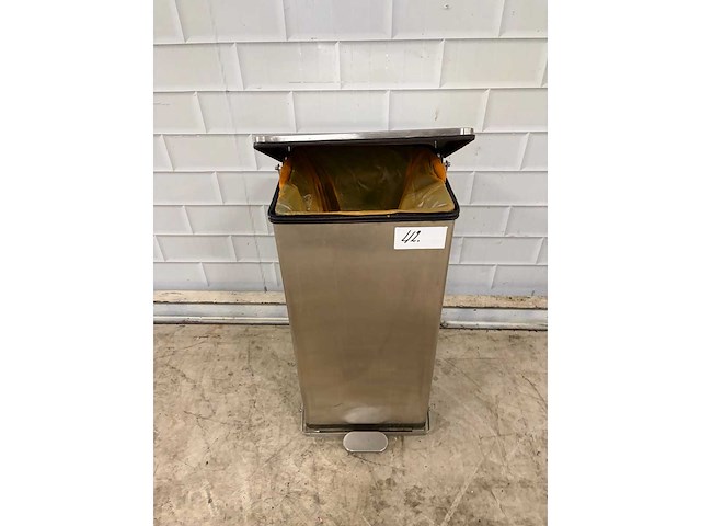 Rvs pedaalbediend afvalbak inhoud 100 liter - afbeelding 8 van  8