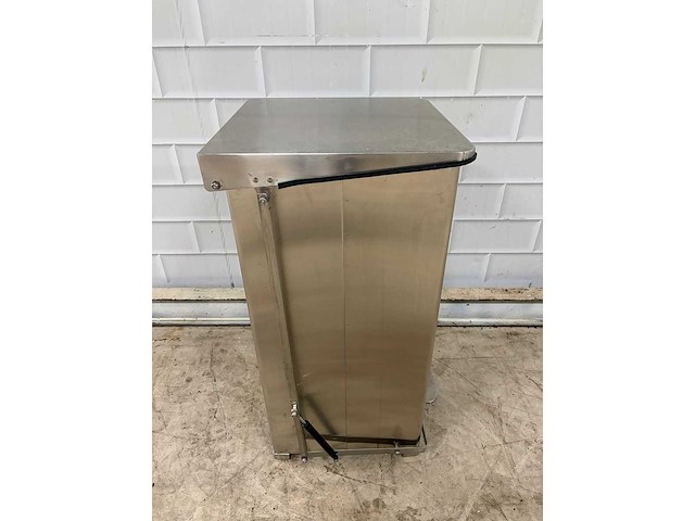 Rvs pedaalbediend afvalbak inhoud 100 liter - afbeelding 2 van  4
