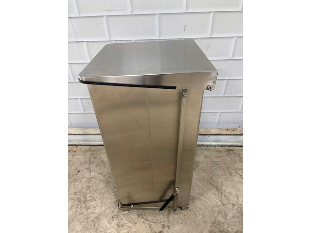 Rvs pedaalbediend afvalbak inhoud 100 liter - afbeelding 3 van  4