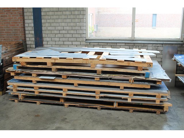 Rvs plaatwerk in diverse diktes op 8 pallets. - afbeelding 1 van  5