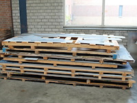 Rvs plaatwerk in diverse diktes op 8 pallets. - afbeelding 1 van  5