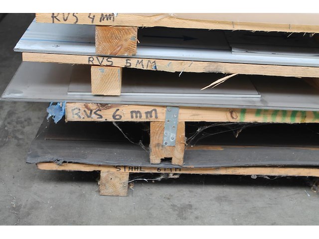 Rvs plaatwerk in diverse diktes op 8 pallets. - afbeelding 2 van  5