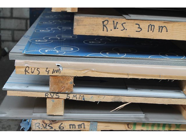 Rvs plaatwerk in diverse diktes op 8 pallets. - afbeelding 3 van  5