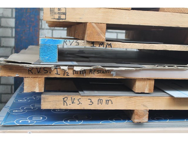 Rvs plaatwerk in diverse diktes op 8 pallets. - afbeelding 4 van  5