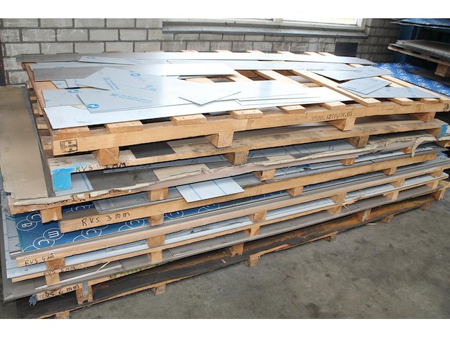 Rvs plaatwerk in diverse diktes op 8 pallets. - afbeelding 5 van  5