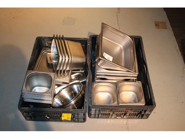 Rvs schalen en gastronormbakken in twee kratten. - afbeelding 2 van  2