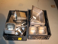 Rvs schalen en gastronormbakken in twee kratten. - afbeelding 2 van  2