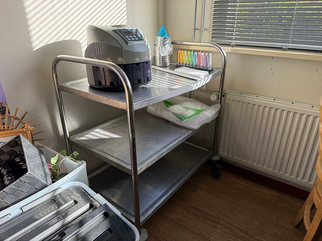 Rvs serveerwagen met geldtelmachine - afbeelding 1 van  5