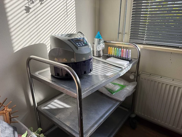 Rvs serveerwagen met geldtelmachine - afbeelding 2 van  5