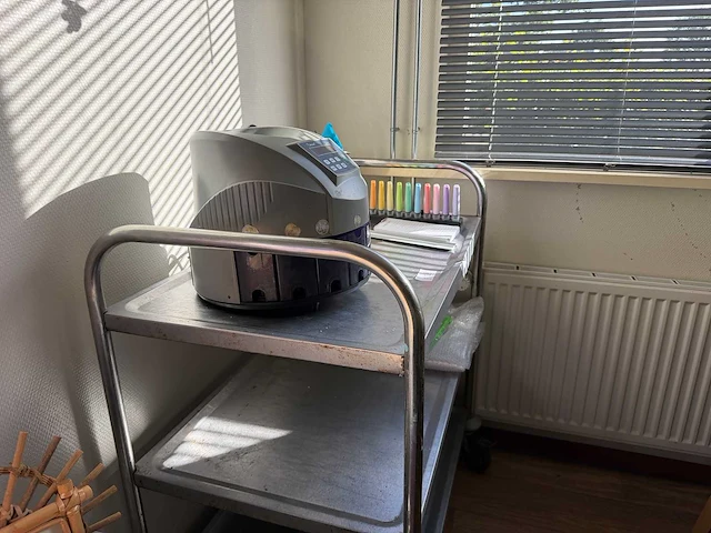 Rvs serveerwagen met geldtelmachine - afbeelding 5 van  5