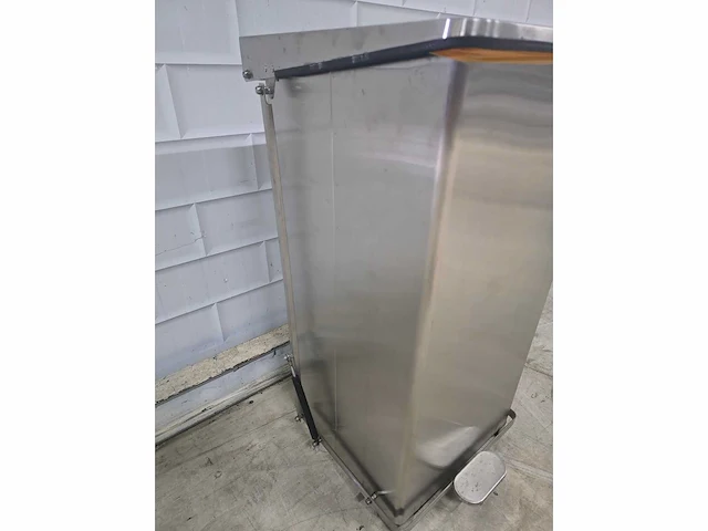 Rvs softclose afvalemmer met voetpedaal - afbeelding 4 van  4